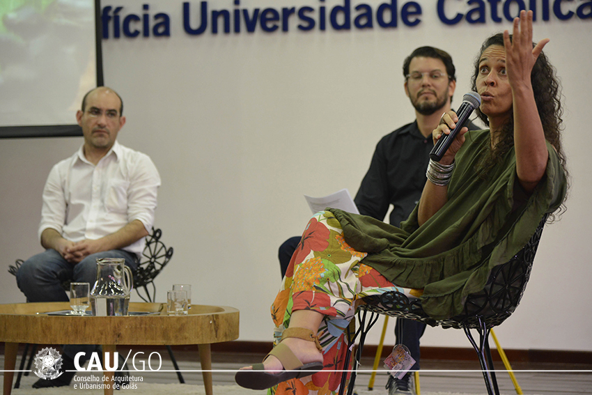 Prof. Sérgio Ângulo (branco), mediador prof. Flávio Araújo e arquiteta Luana Lousa em debate