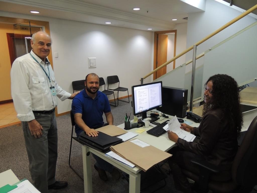 Roberto Py com os funcionários na sede do CAU/RS
